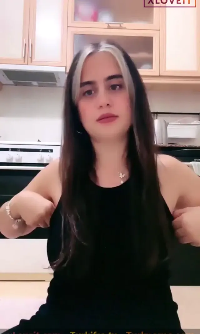 Ayşe Elbi ifşa Siyah mini elbiseyle yere çöküp domaldı — Ayşe Elbi — Canlı Yayınlar · sahne 3
