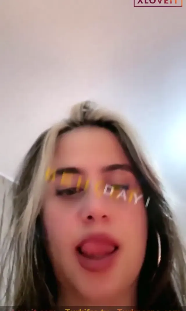 Ayşe Elbi ifşa Kırmızı geceliğiyle canlı yayın videosu — Ayşe Elbi — Canlı Yayınlar · sahne 3