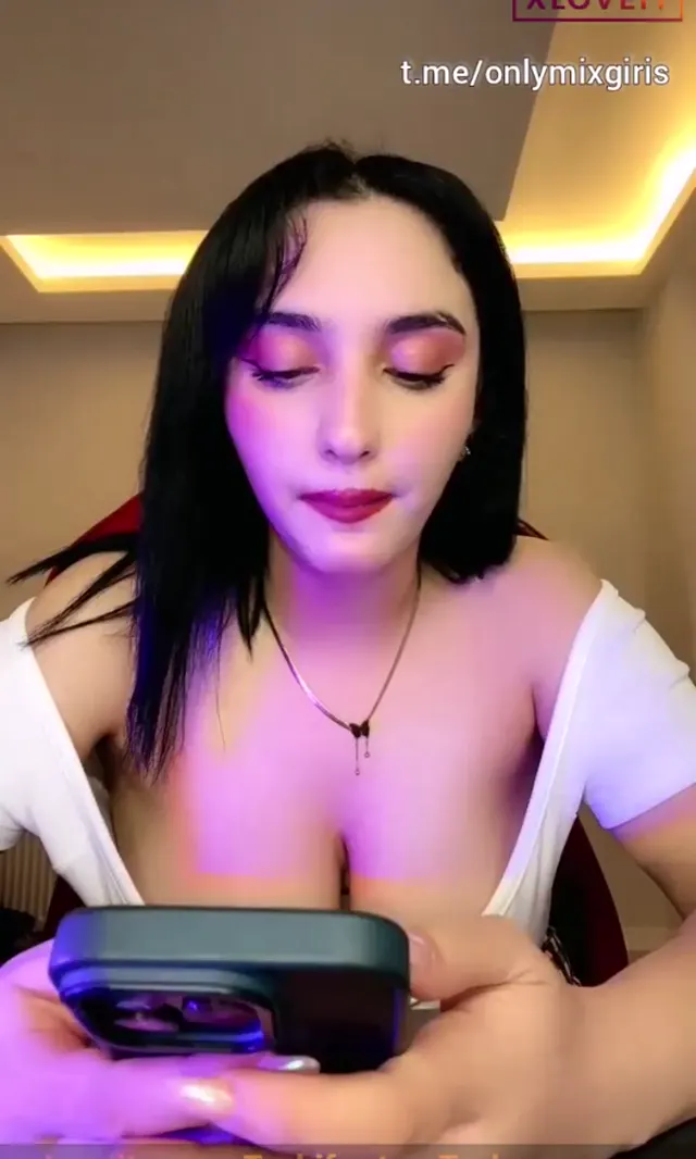 Beyza ifşa Büyük memeli mini etekli yayında — Beyza — Canlı Yayınlar · sahne 1