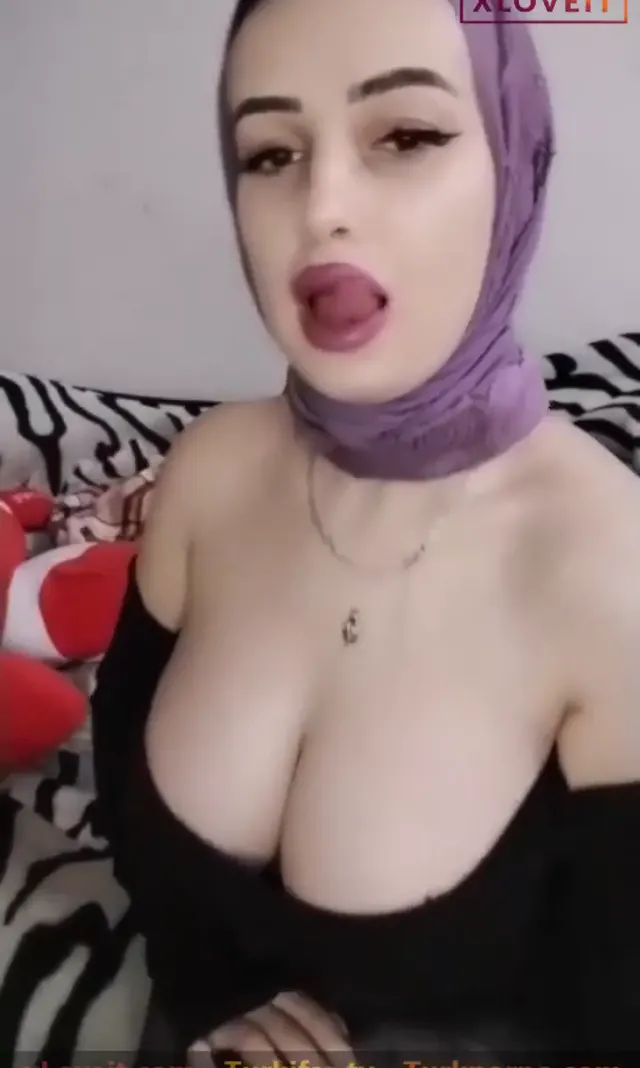 Tango Biricik ifşa Külotlu çorapla yayın yaptı — Tango Biricik — Canlı Yayınlar · sahne 1