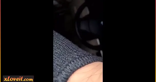Zengin çocuğun Bmw arabasında sakso çekti — Amatör Porno · sahne 1