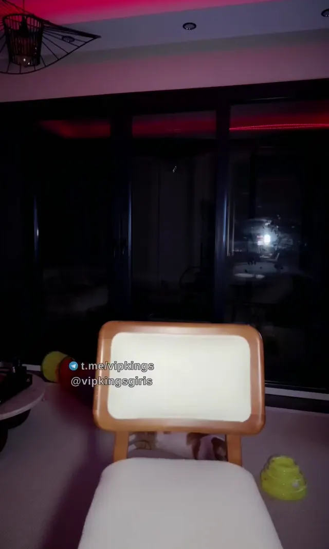 Burcu Yıldız ifşa Bir bakışı diz bağı çözer — Burcu Yıldız — Türk ifşa · sahne 1