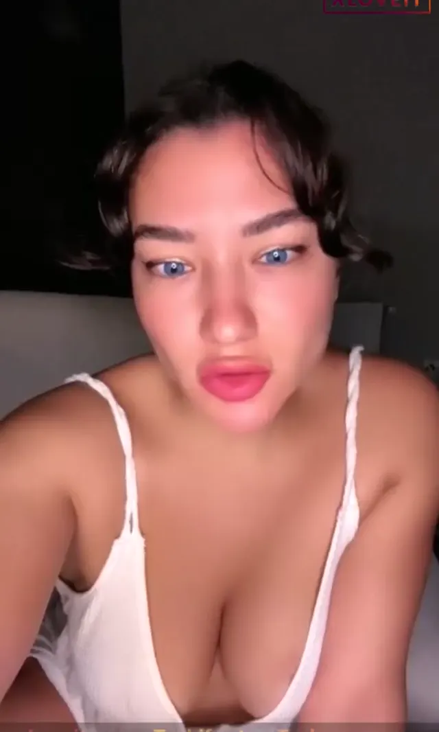 Burcu Yıldız ifşa Bol beyaz elbisesiyle yayında — Burcu Yıldız — Canlı Yayınlar · sahne 3