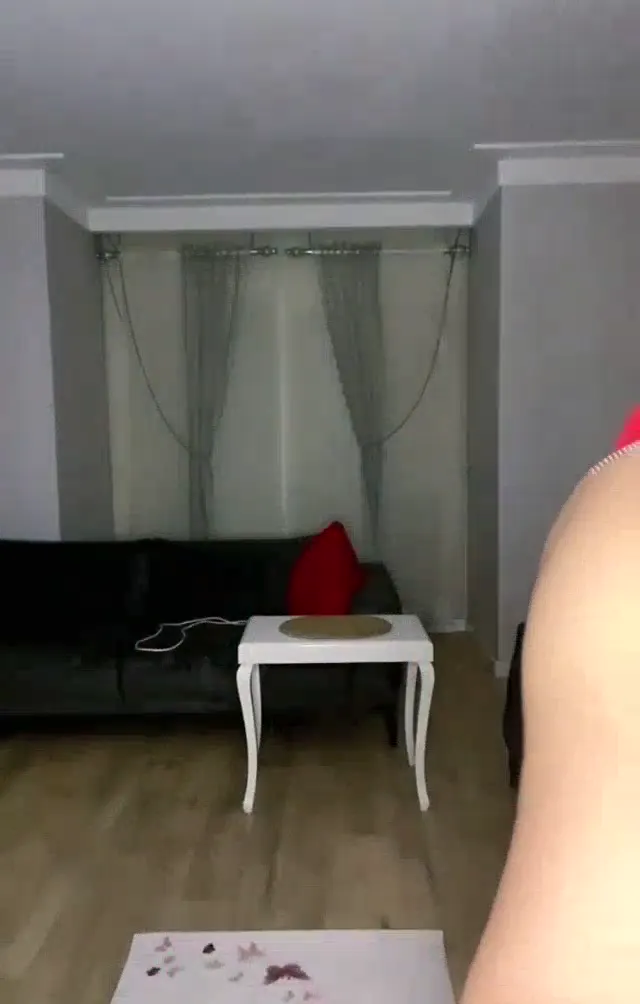 Burcu Yıldız — Burcu Yıldız ifşa Kırmızı elbiesiyle canlı yayında · sahne 1