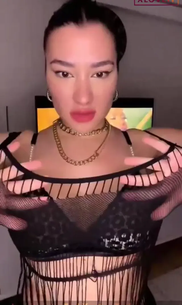 Burcu Yıldız ifşa Sexy elbisesiyle twerk show yaptı — Burcu Yıldız — Canlı Yayınlar · sahne 1