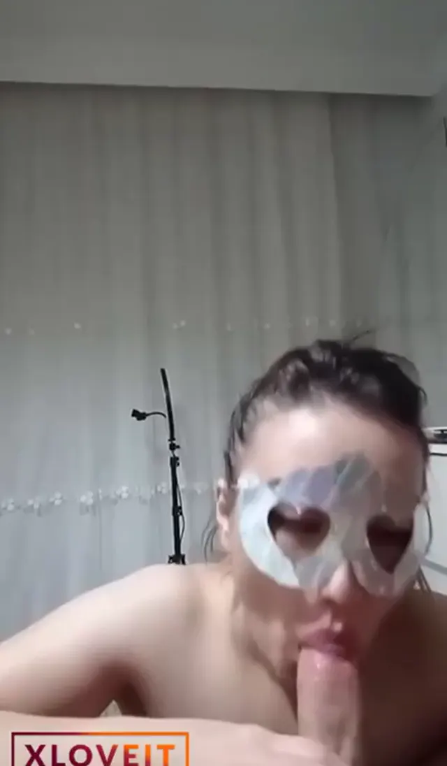 Büyük yarrağı zevkle yalayıp yuttu — Mobil Porno · sahne 1