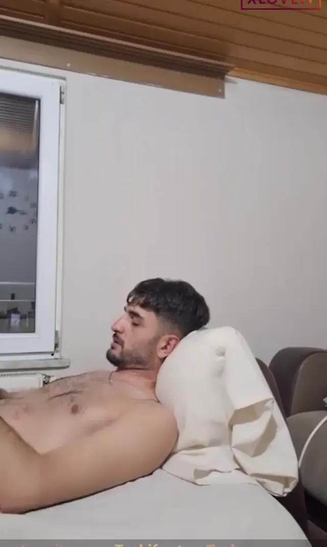 Canlı Sikiş Azra sevgilisiyle yayında ufaktan sikişti — Azra — Mobil Porno · sahne 1