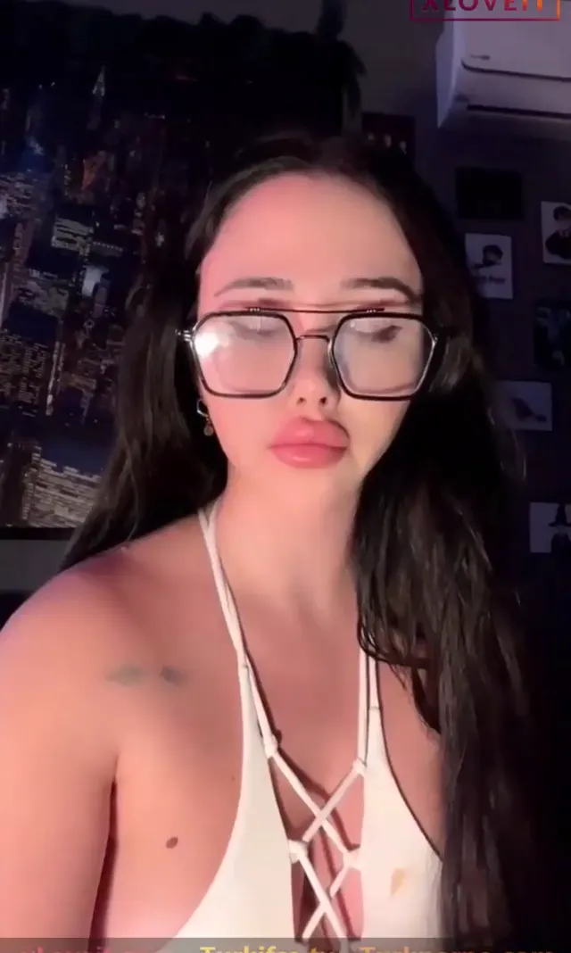 Cansu Bade Taş — Cansu Bade Taş ifşa Mini elbisesiyle canlı yayında · sahne 1