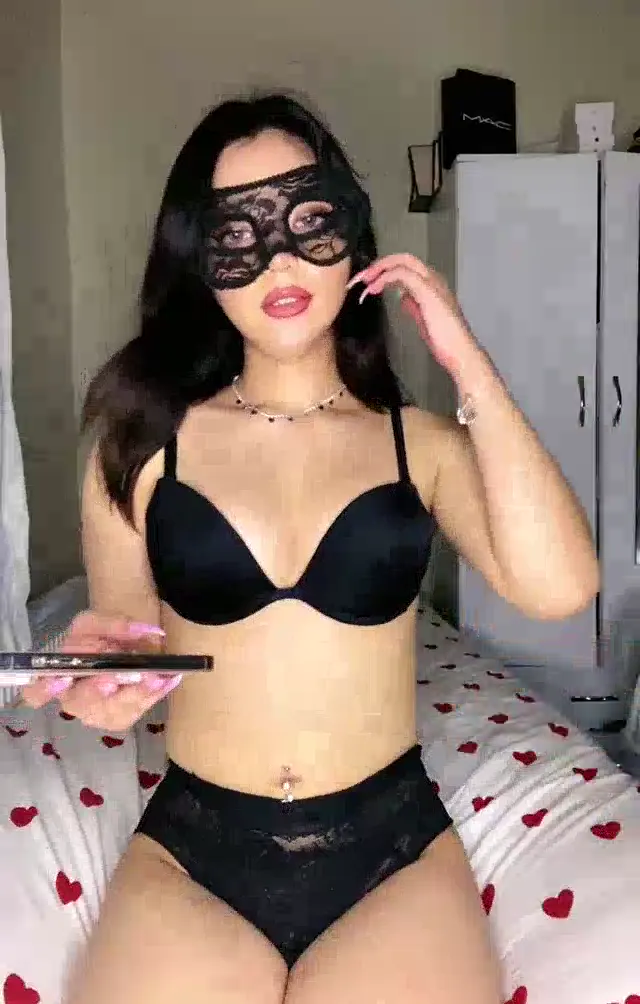 Çilekli Kız ifşa nude yatağında yayın yaptı — Tango Çilekli Kız — Bedava Porno · sahne 2