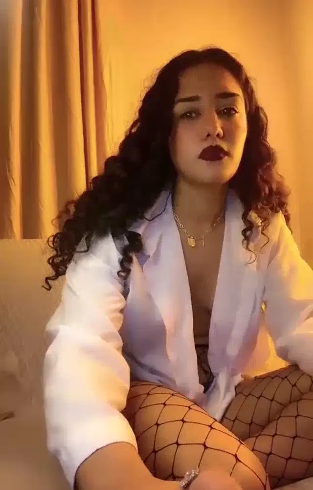 Curly — Curly ifşa Büyük götlü hatun gömlekle yayında · sahne 3