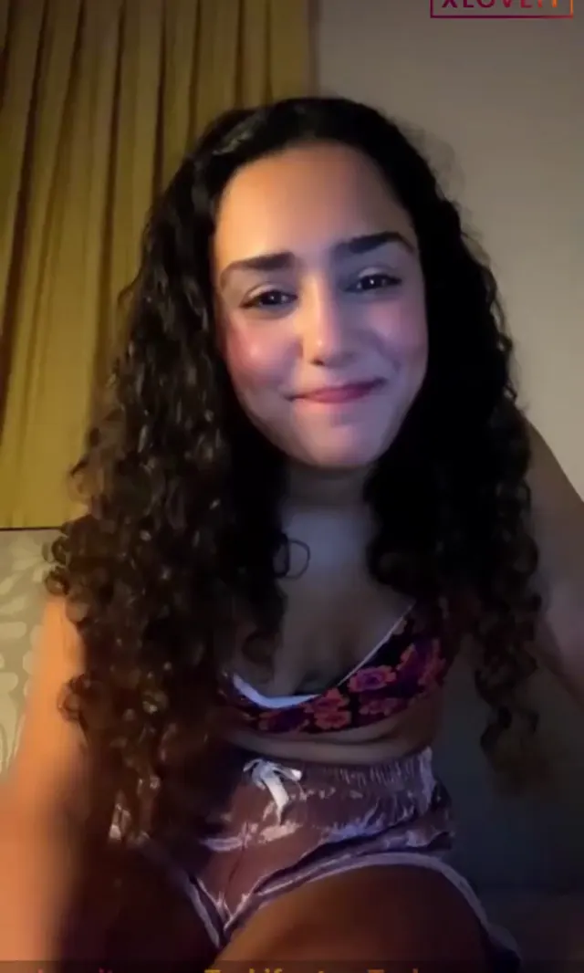 Curly ifşa Güzel götlü kızın yayını — Curly — Canlı Yayınlar · sahne 1