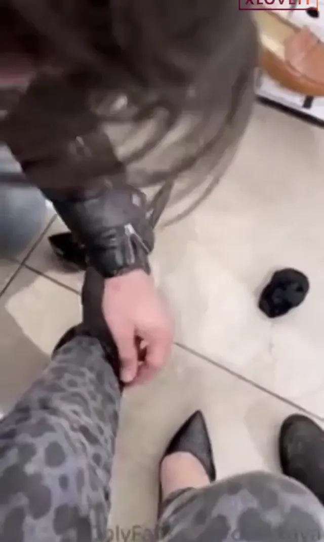 Dilek Kaya ifşa Mağazada kölesine ayakkabı aldırdı — Dilek Kaya — Türk ifşa · sahne 1
