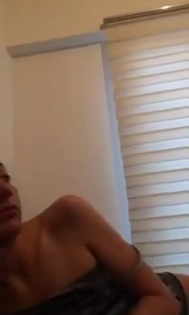 Efsane çıtırın uzunca ağzına eline verdi — Amatör Porno · sahne 3