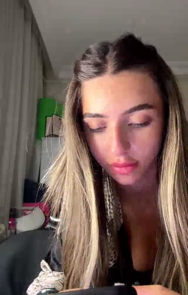 Elanur AYan ifşa Sütyensiz bikinili yayın seyret — Elanur Ayan — Bedava Porno · sahne 1
