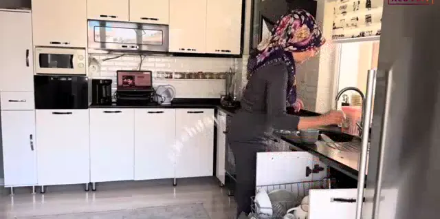 Fatma ile Her telden ifşa Çaydanlığı temizledi — Fatma ile Her Telden — Bedava Porno · sahne 1