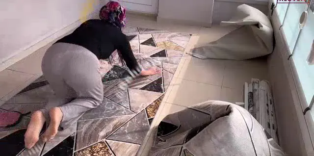 Fatma ile Her telden ifşa Halı yıkarken eteği ıslandı — Fatma ile Her Telden — Bedava Porno · sahne 2