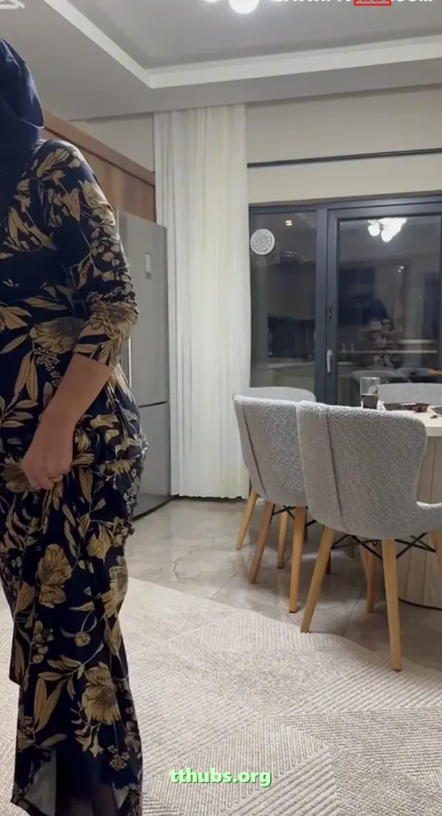 Fatma'nın Süpürgeyle Dansı – Kalçasını Dom Gibi Sallıyor — Türk ifşa · sahne 2