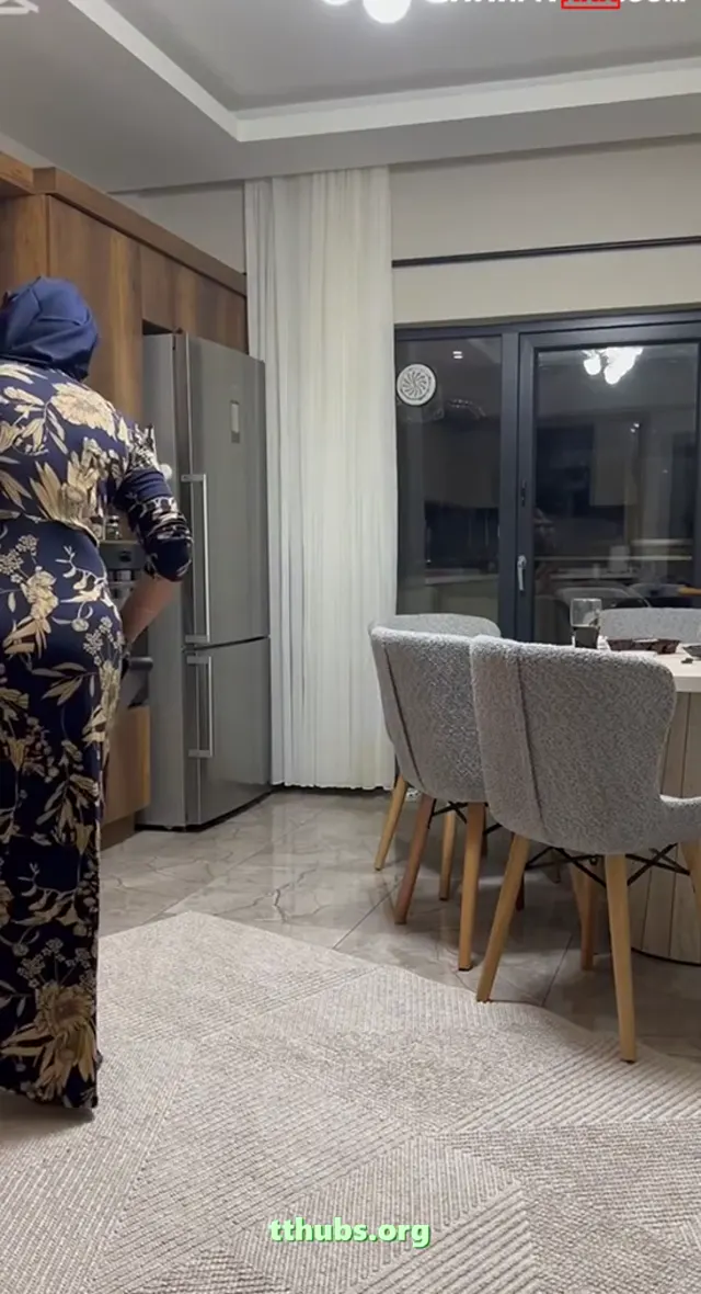 Fatma'nın Süpürgeyle Dansı – Kalçasını Dom Gibi Sallıyor — Türk ifşa · sahne 3