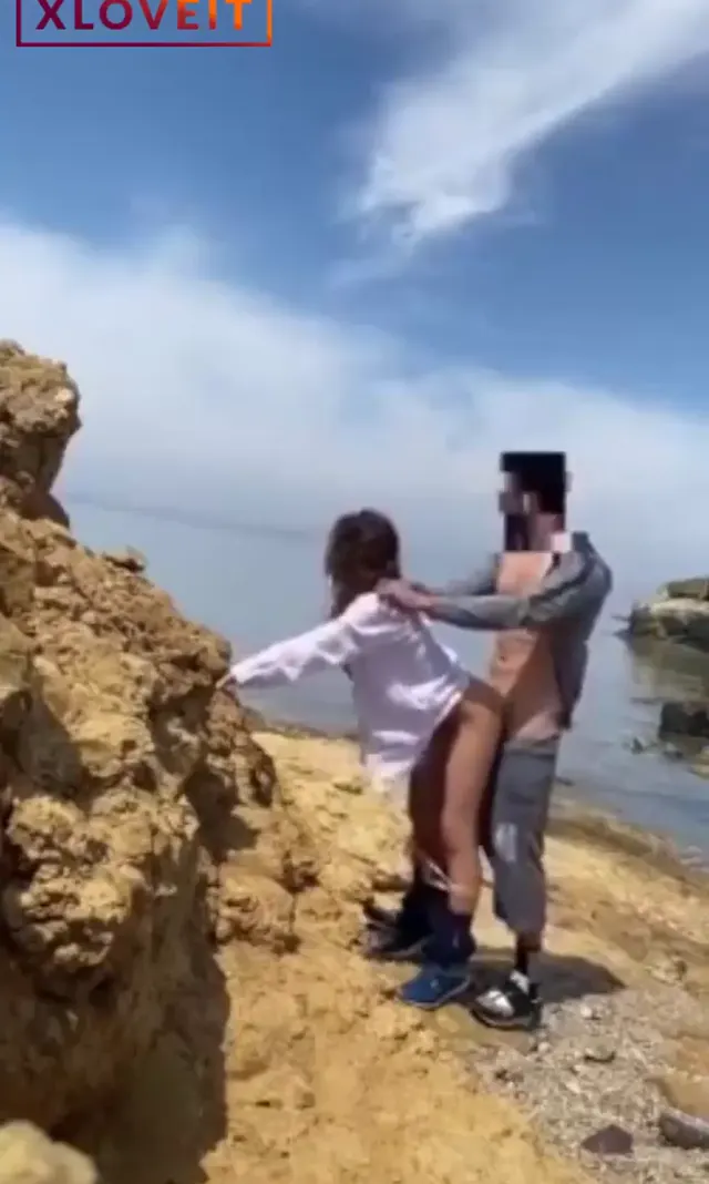 Genç çift kayalıklarda sakso sikiş yaptı — Amatör Porno · sahne 3