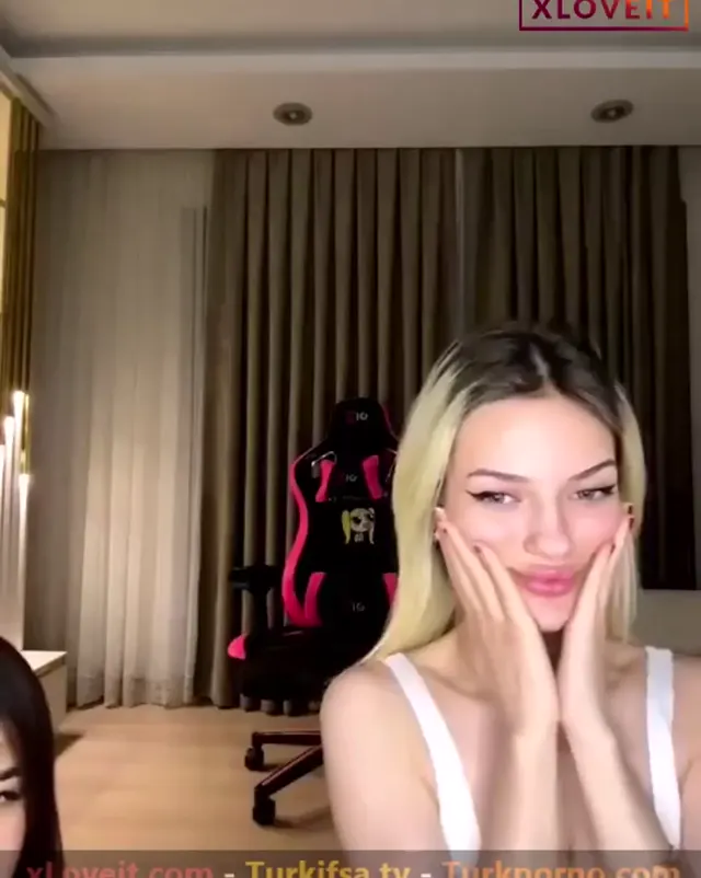 Hande Arden ifşa Nina ile birlikte soyundu — Tango Nina — Canlı Yayınlar · sahne 3