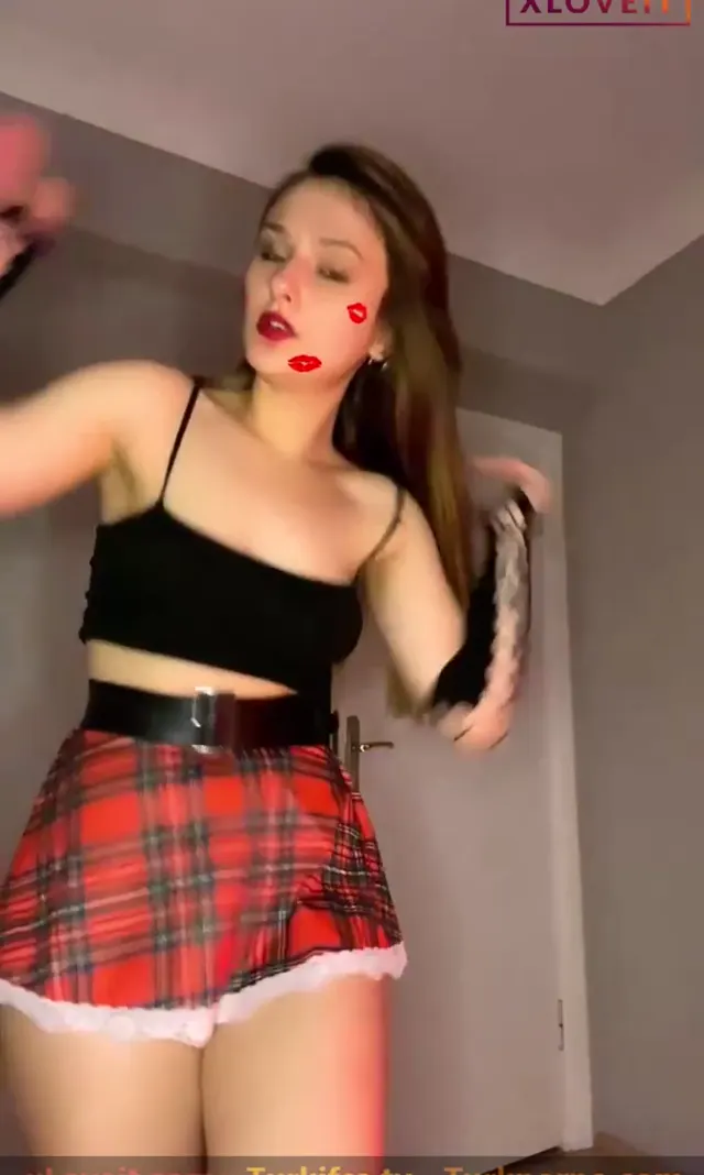 Tango Helga ifşa tatlı kız kolejli eteğiyle yayın yaptı — Tango Helga — Canlı Yayınlar · sahne 1
