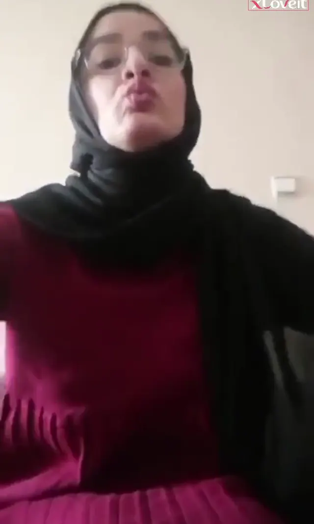 HijabPornQueen — HijabPornQueen ifşa Türbanlı Sevim kardeşiyle Onlyfans videoları · sahne 1