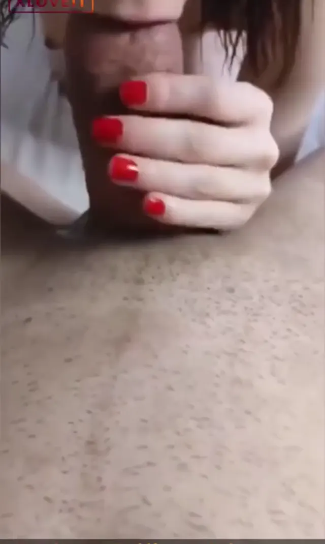 Kalın damarlı yarrağa sakso çektiği için çok mutlu — Türk Porno · sahne 3