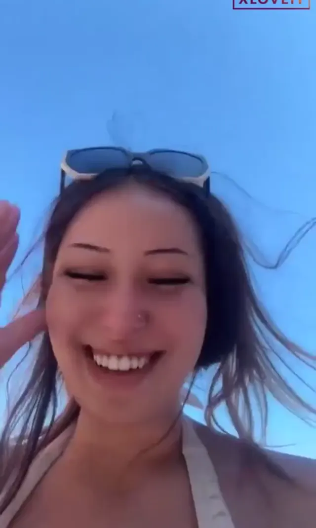 Kalya — Kalya ifşa Tatilde plajda bikinili yayın yaptı · sahne 3