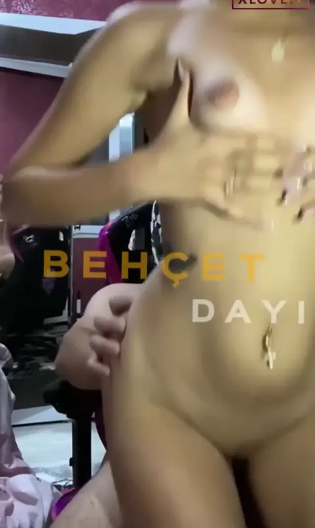 Kısa Porno Çıtır yayıncı koltuğunda kucakta siktirdi — Amatör Porno · sahne 1