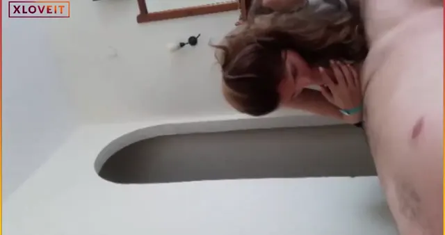 Kuaför çırağı Melis sakso çekip zevkle sikiliyor — Amatör Porno · sahne 1