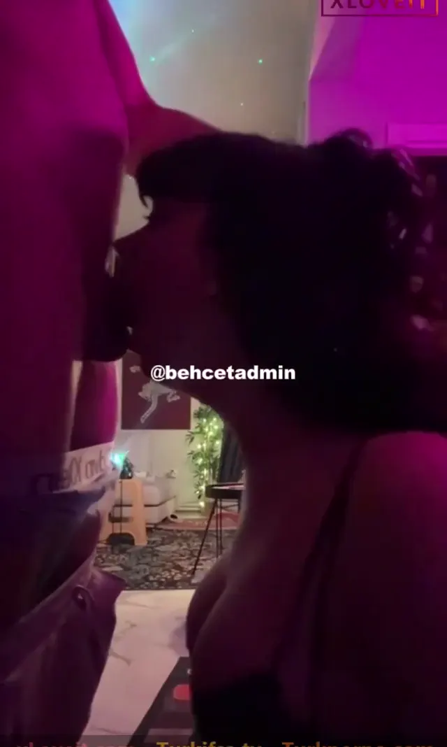 Kusturmalı Sakso Feryal dalgayı gırtlağına kadar aldı — Amatör Porno · sahne 2