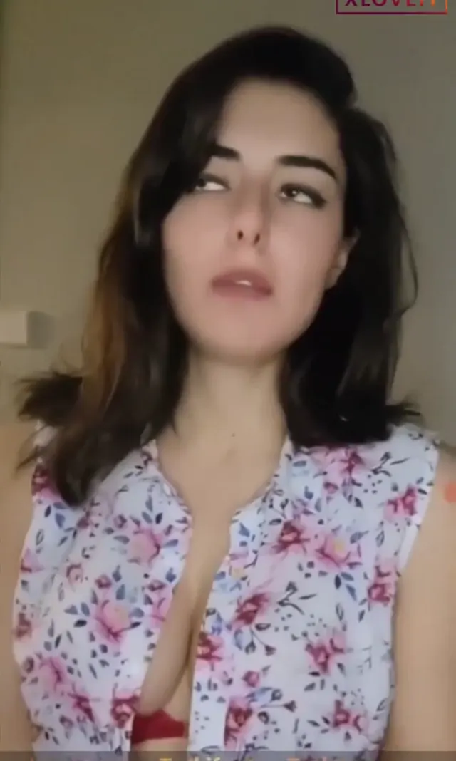 Laris — Laris ifşa meme dekolteli yayın videosu · sahne 1