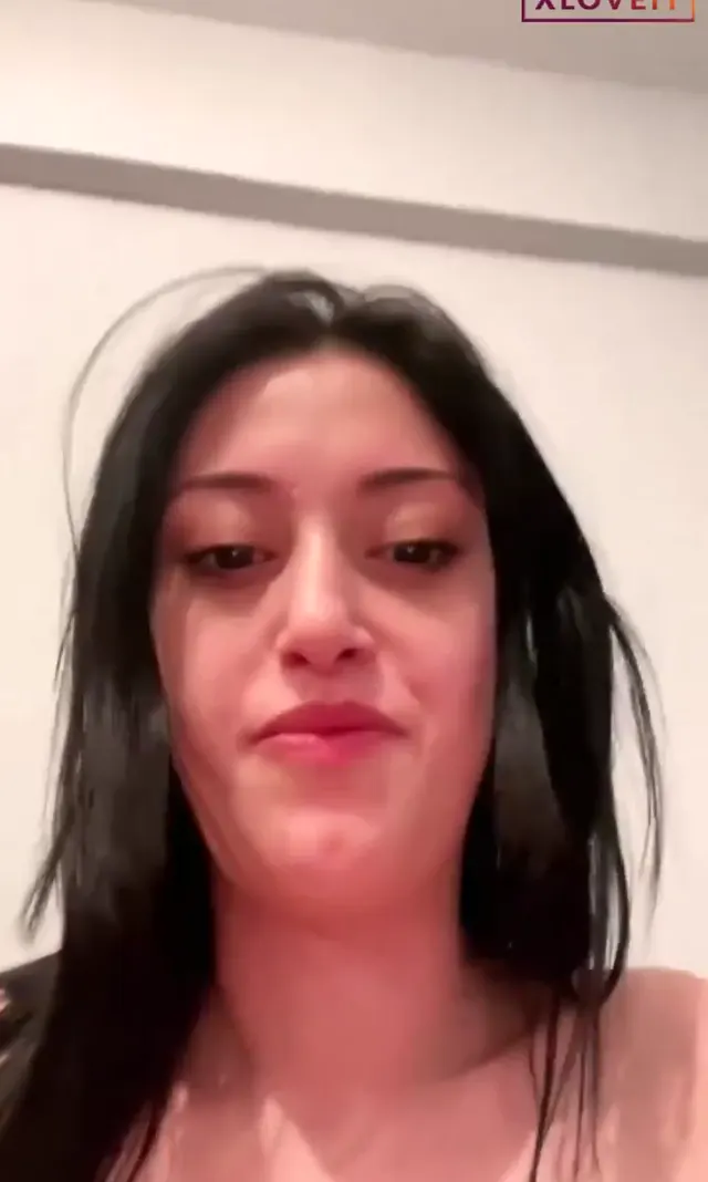 Lezbiyen Sevişme Aleyna sevgilisiyle yalaştı — Canlı Yayınlar · sahne 2