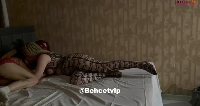 Lezbiyen Sevişme – Mervepery yatakta ateşli öpüşme — Mobil Porno · sahne 2