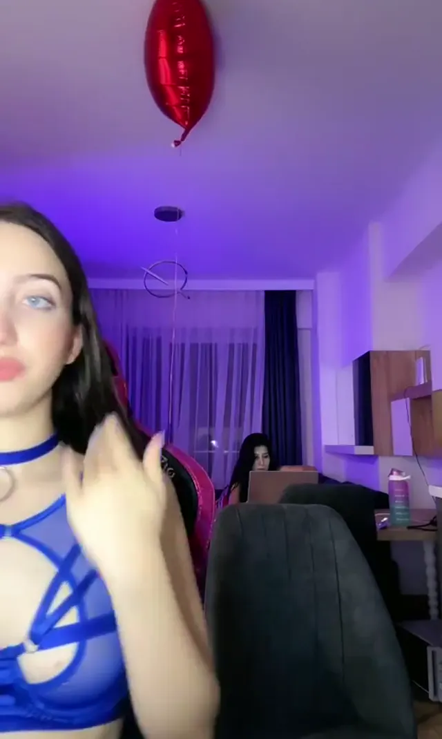 Lilya — Lilya ifşa Kendisi kırmızı Kankası beril mavi giyindi · sahne 1