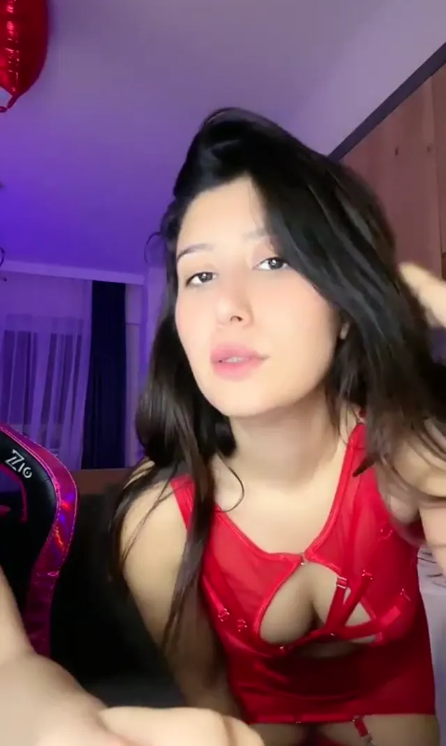 Lilya — Lilya ifşa Kendisi kırmızı Kankası beril mavi giyindi · sahne 3