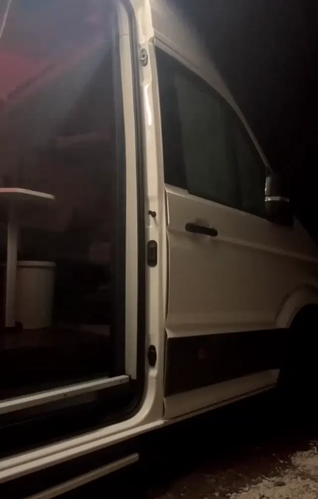 Lyra ifşa Servis minibüsünün önünde nude yayın — Bedava Porno · sahne 2