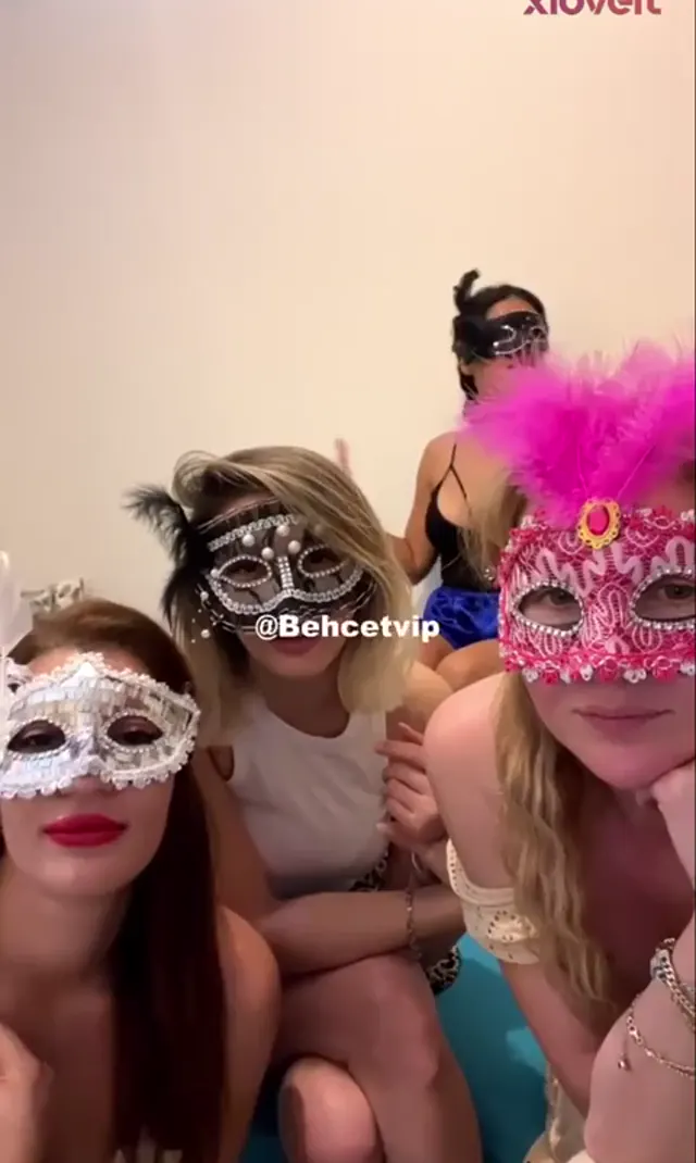 Maskeli Girls ifşa 3 azgın kaşarın canlı yayını — Canlı Yayınlar · sahne 1