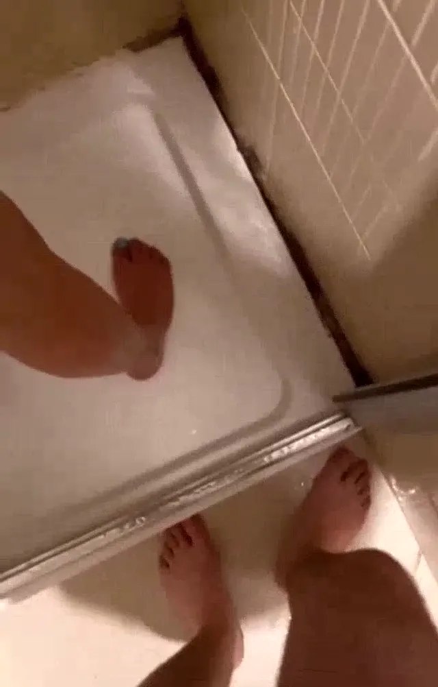 Mathilda Queen ifşa Suyun altında traşlı amcık show — Mathilda Matinin Haremi — Bedava Porno · sahne 2