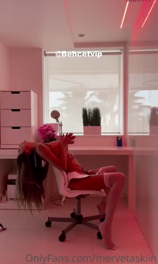 Merve Taşkın ifşa Sağlıkçı kostümlü seksi showu — Merve Taşkın — Türk ifşa · sahne 3