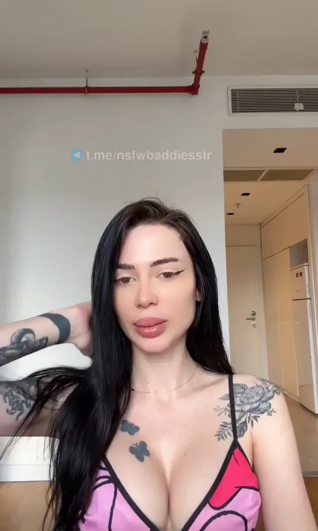 Mico Elina ifşa Dövmeli göğüs dekolteli full yayın — Canlı Yayınlar · sahne 1