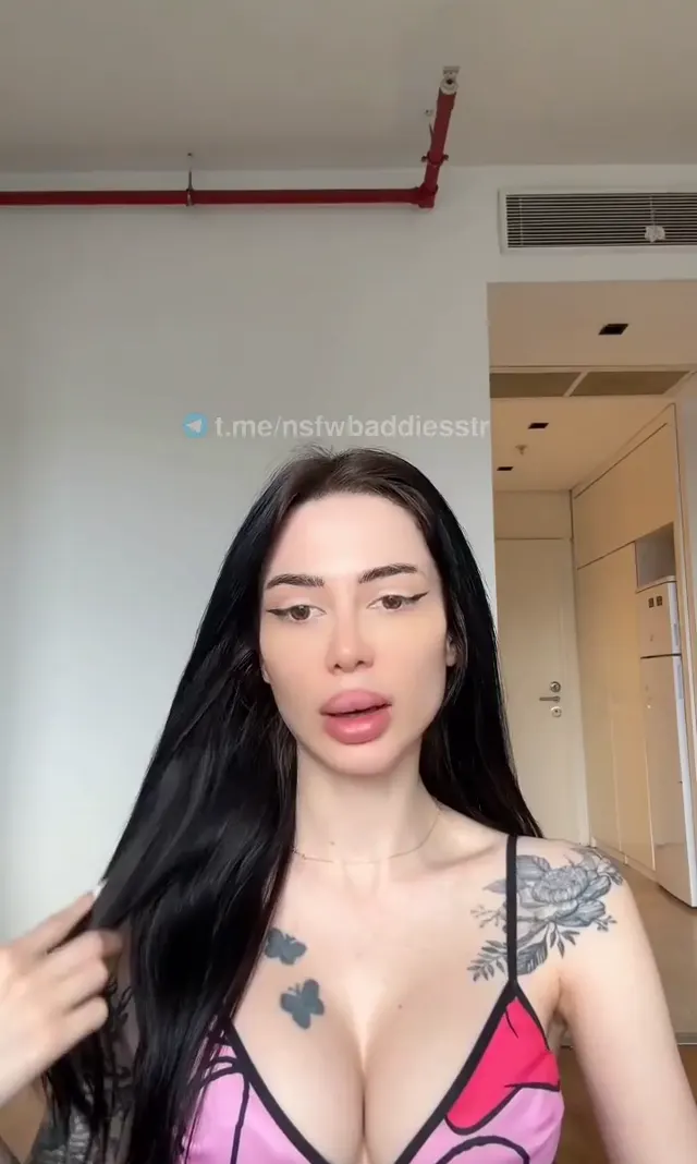 Mico Elina ifşa Dövmeli göğüs dekolteli full yayın — Canlı Yayınlar · sahne 2