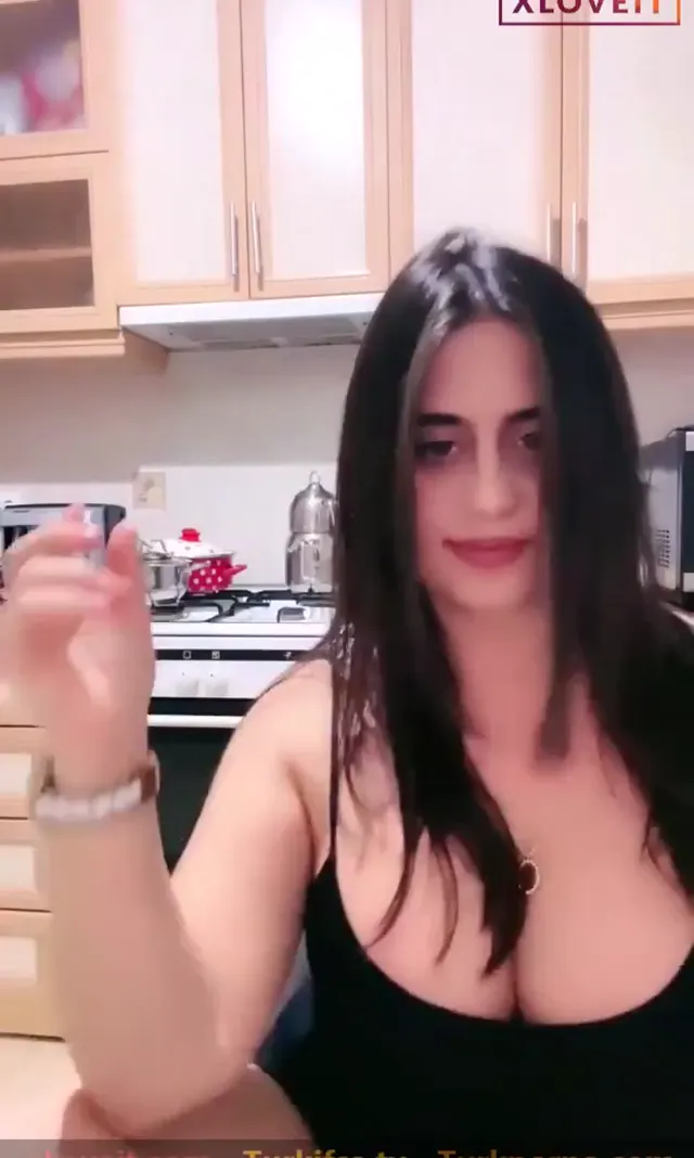 Milf ifşa Ayşe Elbi siyah gecelikle Tango yayını açtı — Ayşe Elbi — Canlı Yayınlar · sahne 3