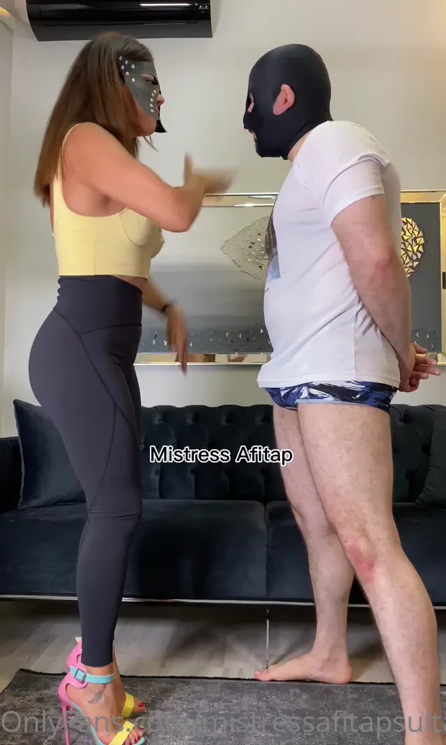 Mistress Afitap Sultan Kölesini dövüp koltuk altını yalattı — Mistress Afitap Sultan — Vip Pornolar · sahne 1