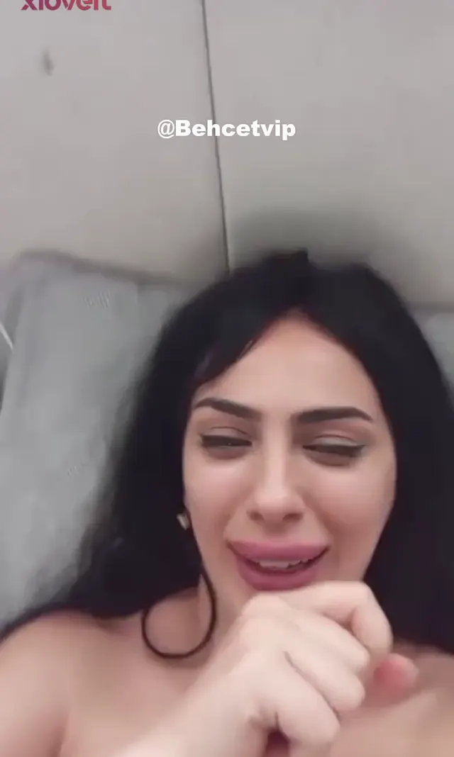Mokka — Mokka ifşa Uyanınca alnadan selfie yaptı · sahne 2