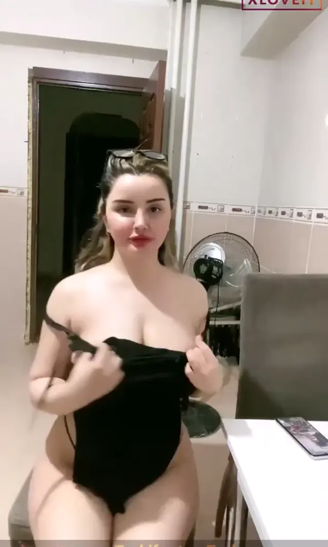 Mona ifşa Harika fizikli kızı seyret — Canlı Yayınlar · sahne 1