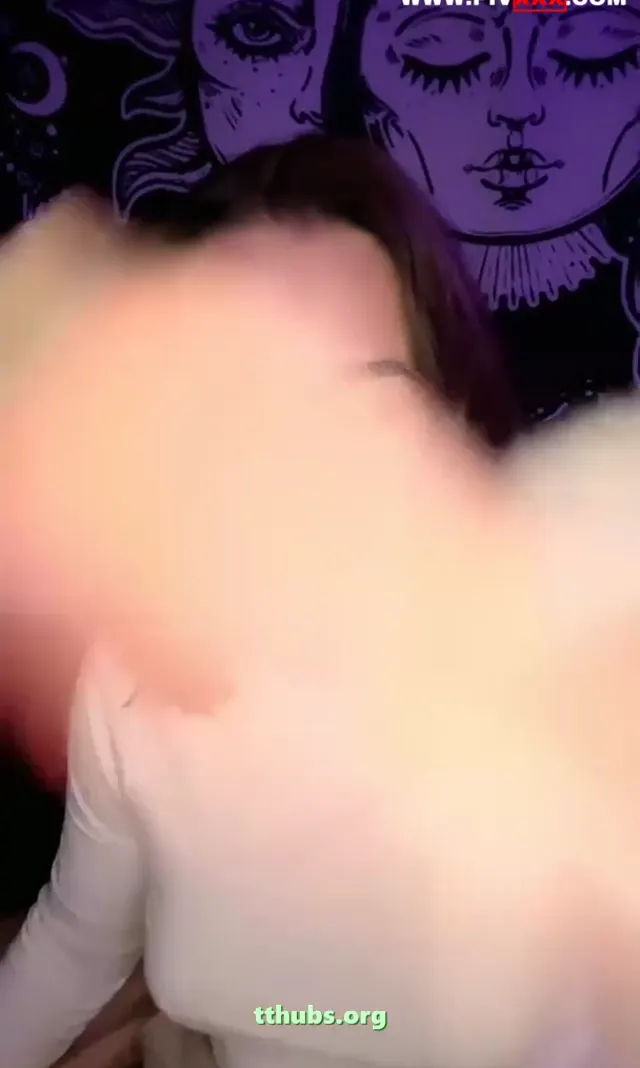 Naz elbir sevgilisiyle öpüşürken kameraya bakıyor - Porno Video — Naz Elbir — Türk ifşa · sahne 3