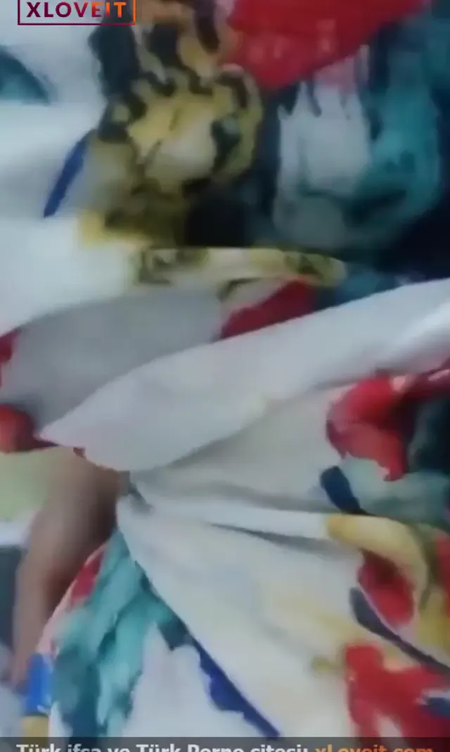Ofiste Türbanlı temizlikçiyi sikip avucuna boşaldı — Amatör Porno · sahne 1