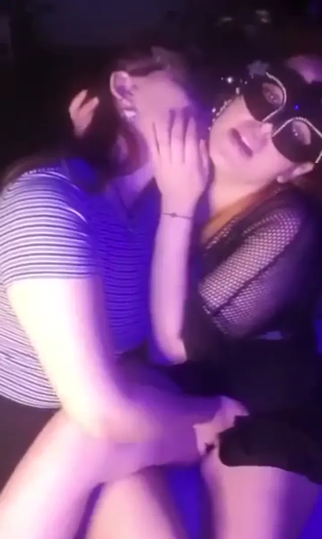 Olgun Lezbiyenler maske takıp seviştiler — Amatör Porno · sahne 1
