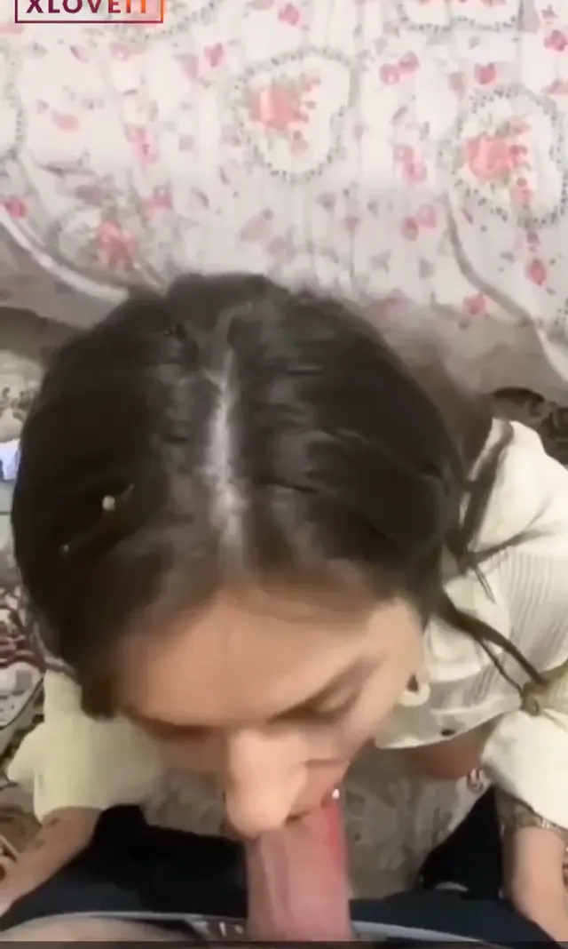 Oral Seks Mine hanım dizlerinin üstüne çöküp sakso çekti — Tango Mine — Amatör Porno · sahne 1